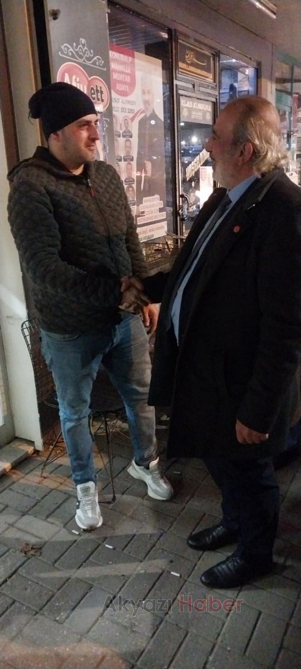  Saadet Partisi adayı Şeref Tan Akyazı'da halkla kucaklaşıyor