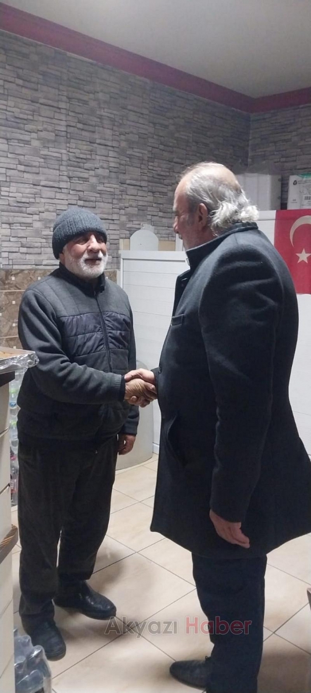  Saadet Partisi adayı Şeref Tan Akyazı'da halkla kucaklaşıyor