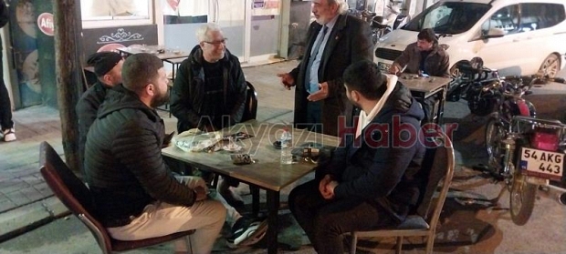  Saadet Partisi adayı Şeref Tan Akyazı'da halkla kucaklaşıyor