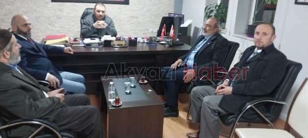  Saadet Partisi adayı Şeref Tan Akyazı'da halkla kucaklaşıyor