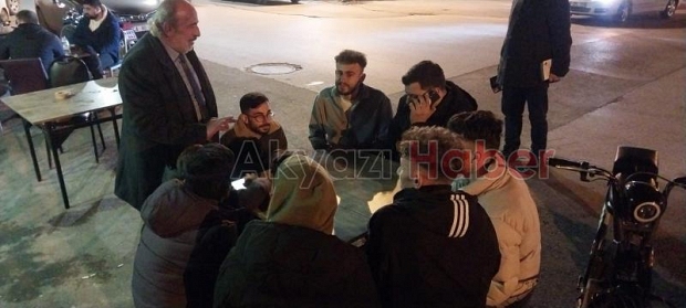  Saadet Partisi adayı Şeref Tan Akyazı'da halkla kucaklaşıyor