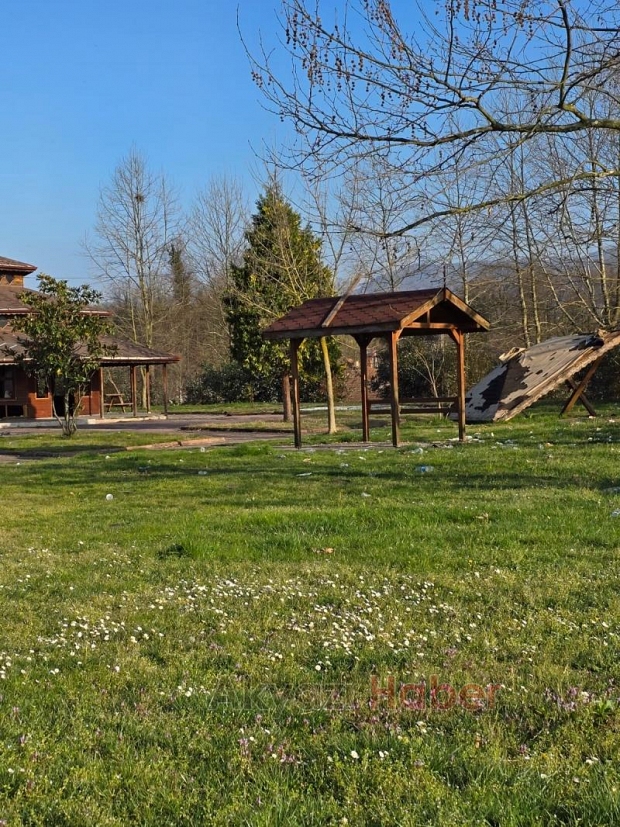 Karapürçek'teki çay bahçesi harabeye döndü 