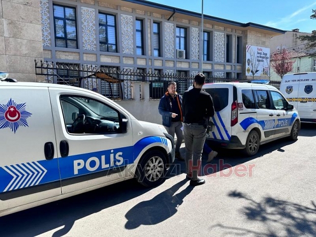 Akyazı'da aranan 2 şahıs yakalandı.