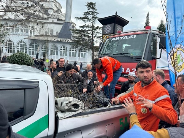 Akyazıda orman haftasında ücretsiz fidan dağıtıldı