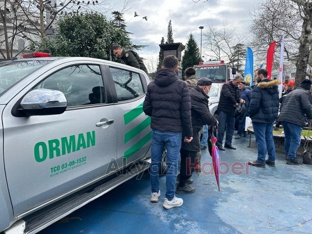 Akyazıda orman haftasında ücretsiz fidan dağıtıldı