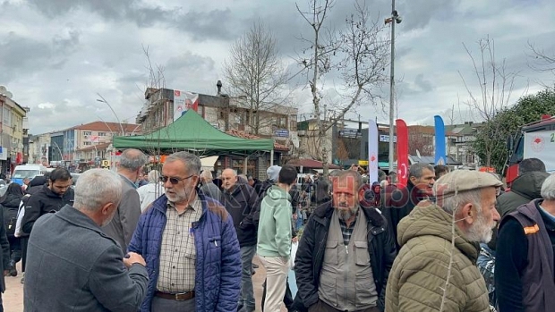 Akyazıda orman haftasında ücretsiz fidan dağıtıldı