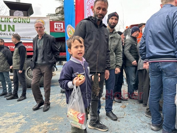 Akyazıda orman haftasında ücretsiz fidan dağıtıldı