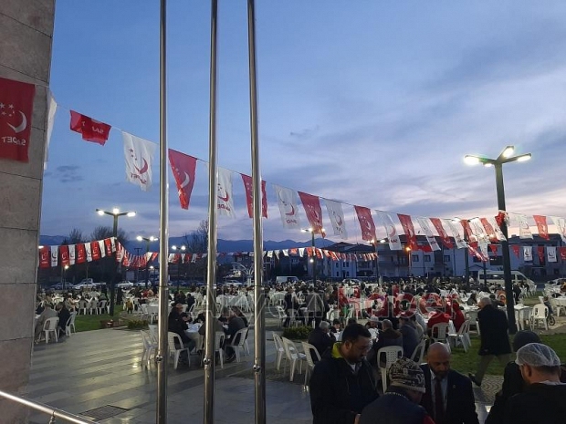 Saadet Partisi Akyazı'da iftar programı düzenledi