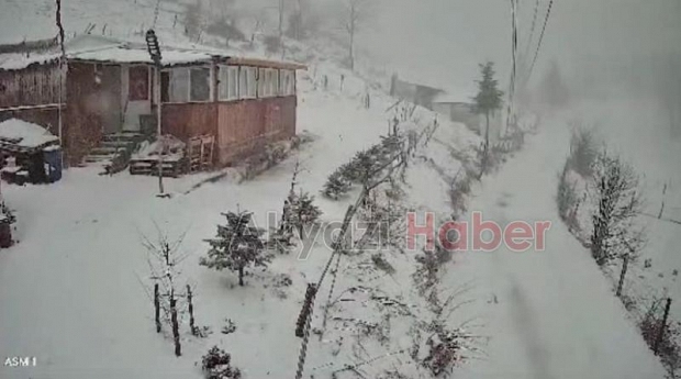 Akyazının yüksek kesimlerine kar yağdı