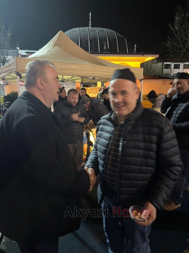 Muhsin Yazıcıoğlu için Akyazıda lokma dağıtıldı