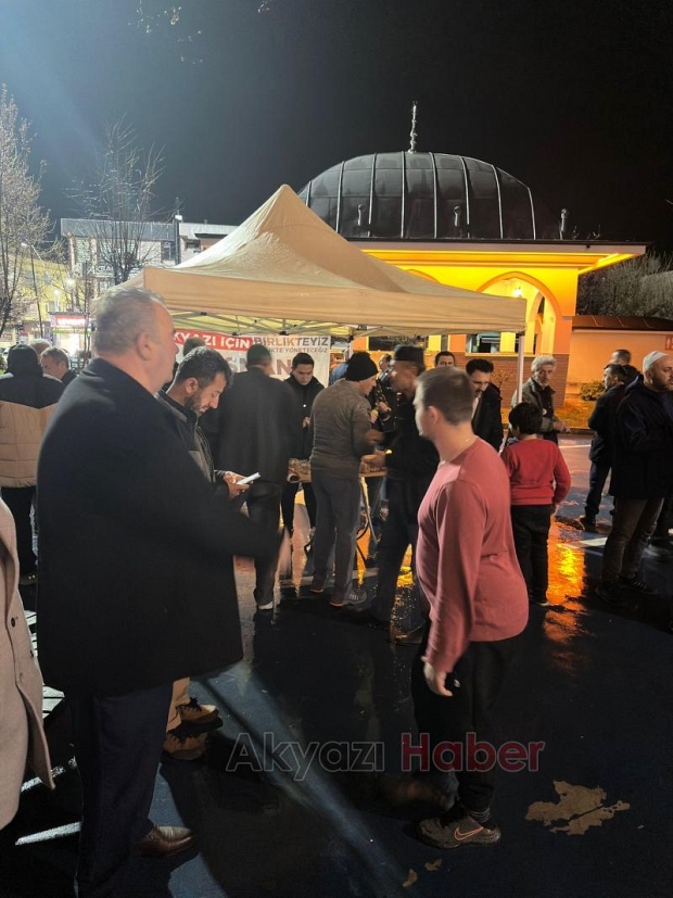 Muhsin Yazıcıoğlu için Akyazıda lokma dağıtıldı