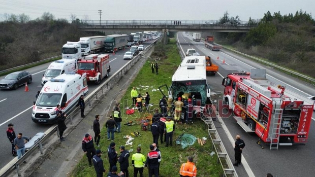 Otobüs tıra çarptı: 17 yaralı