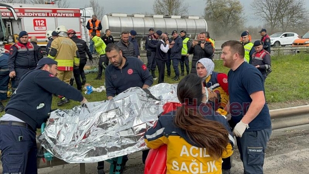 Otobüs tıra çarptı: 17 yaralı