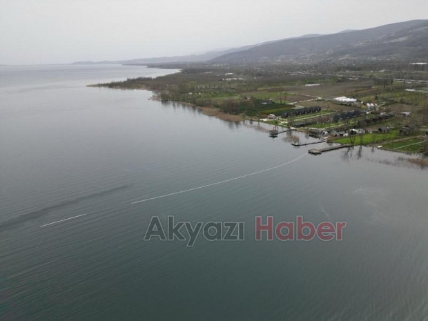Akaryakıtın aktığı Sapanca Gölü'nde çalışmalar sürüyor