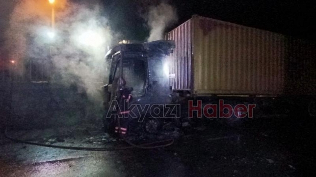Seyir halindeyken yanan tır küle döndü