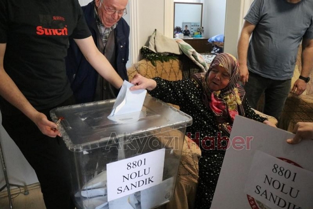 Evden çıkamayan engelli ve yaşlılar, seyyar sandıkla oy kullandı