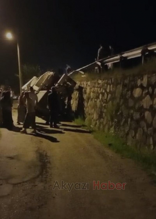 İş makinesi dorseden düştü