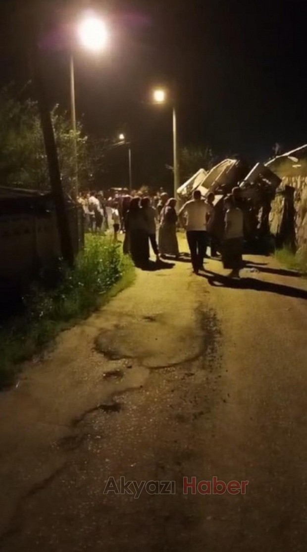 İş makinesi dorseden düştü