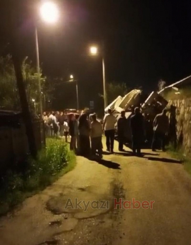 İş makinesi dorseden düştü