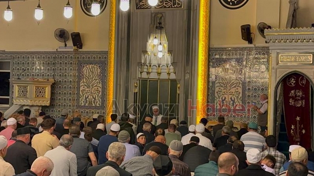 Kadir gecesinde vatandaşlar camilere akın etti