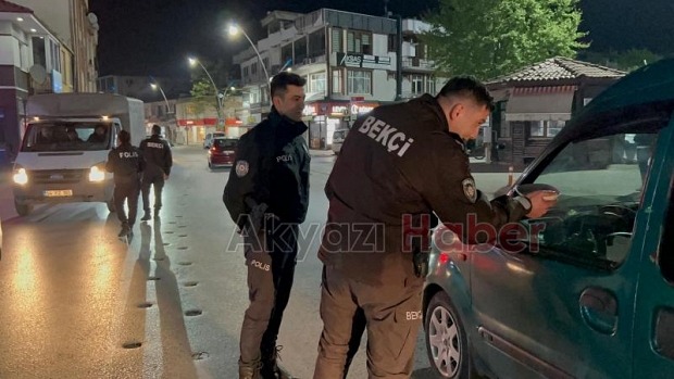 Akyazı Polisi, sürücülere bayram şekeri dağıttı