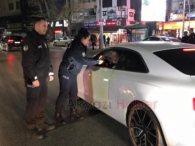 Akyazı Polisi, sürücülere bayram şekeri dağıttı