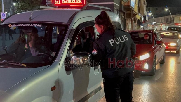 Akyazı Polisi, sürücülere bayram şekeri dağıttı