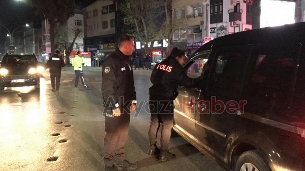 Akyazı Polisi, sürücülere bayram şekeri dağıttı