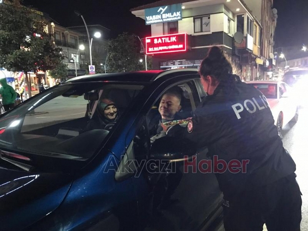 Akyazı Polisi, sürücülere bayram şekeri dağıttı