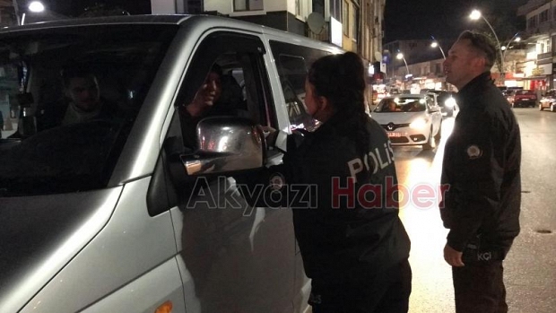 Akyazı Polisi, sürücülere bayram şekeri dağıttı