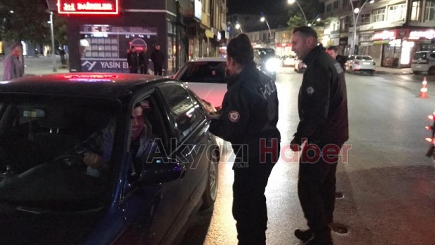 Akyazı Polisi, sürücülere bayram şekeri dağıttı