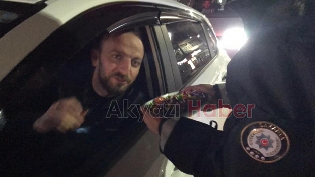 Akyazı Polisi, sürücülere bayram şekeri dağıttı