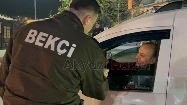 Akyazı Polisi, sürücülere bayram şekeri dağıttı
