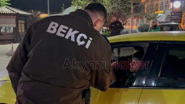 Akyazı Polisi, sürücülere bayram şekeri dağıttı