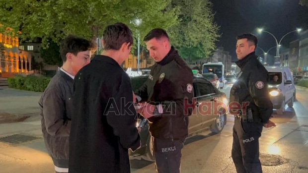 Akyazı Polisi, sürücülere bayram şekeri dağıttı