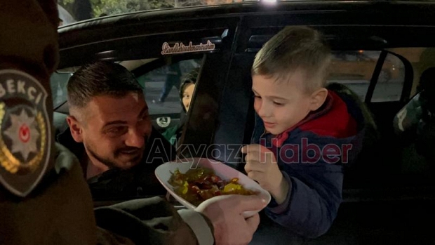 Akyazı Polisi, sürücülere bayram şekeri dağıttı