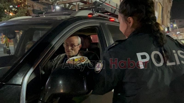 Akyazı Polisi, sürücülere bayram şekeri dağıttı