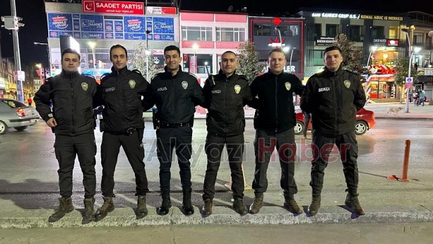 Akyazı Polisi, sürücülere bayram şekeri dağıttı
