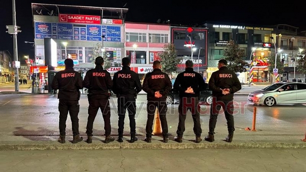 Akyazı Polisi, sürücülere bayram şekeri dağıttı