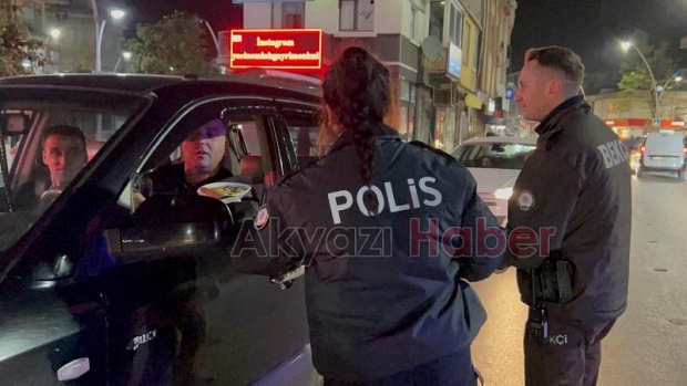 Akyazı Polisi, sürücülere bayram şekeri dağıttı
