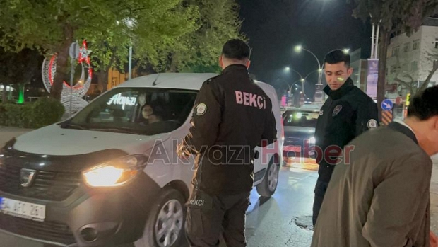 Akyazı Polisi, sürücülere bayram şekeri dağıttı