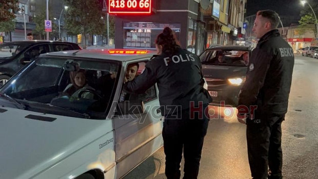 Akyazı Polisi, sürücülere bayram şekeri dağıttı