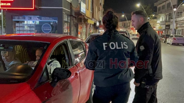 Akyazı Polisi, sürücülere bayram şekeri dağıttı