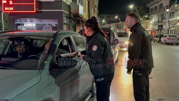 Akyazı Polisi, sürücülere bayram şekeri dağıttı
