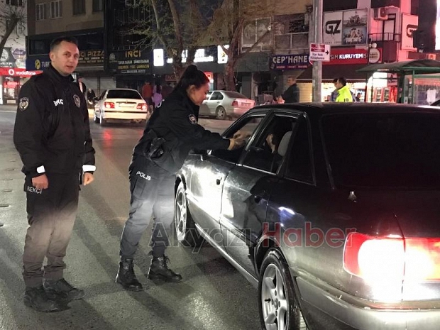 Akyazı Polisi, sürücülere bayram şekeri dağıttı