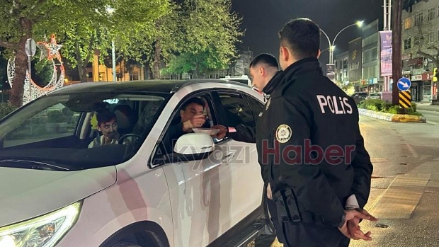 Akyazı Polisi, sürücülere bayram şekeri dağıttı