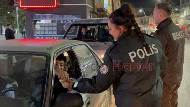 Akyazı Polisi, sürücülere bayram şekeri dağıttı