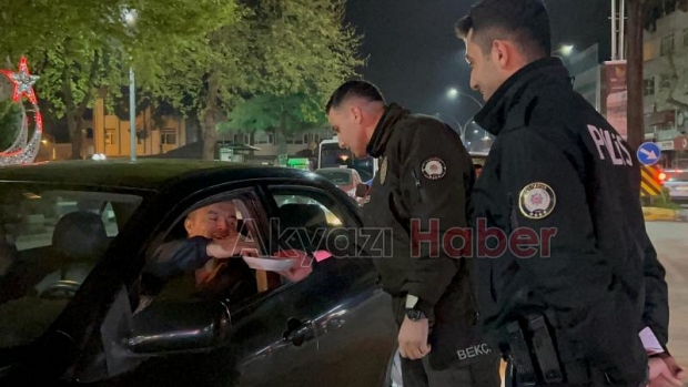 Akyazı Polisi, sürücülere bayram şekeri dağıttı