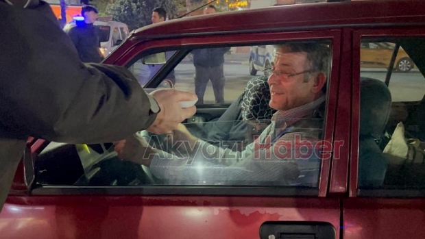 Akyazı Polisi, sürücülere bayram şekeri dağıttı