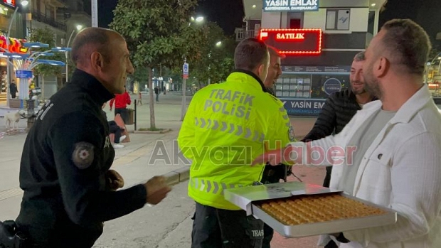 Akyazı Polisi, sürücülere bayram şekeri dağıttı